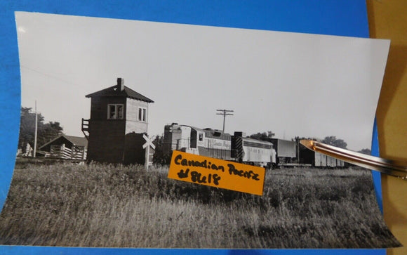 PHOTO Canadian Pacific Railroad #8618 and Freight 4 5/8 x 7 ½