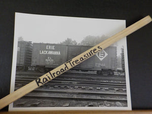 Photo Erie Lackawanna Box car 40' #82535 Boxcar Maybriook NY 1973 8 X 10 B&W