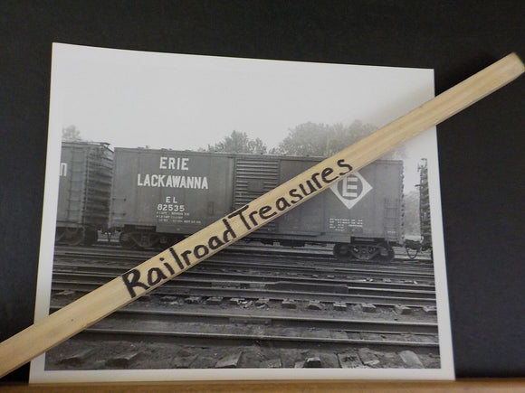 Photo Erie Lackawanna Box car 40' #82535 Boxcar Maybriook NY 1973 8 X 10 B&W