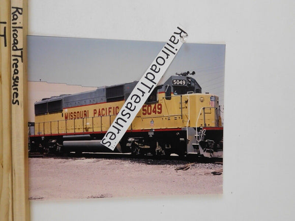 Photo Missouri Pacific Locomotive #5049 8 x 10 color MP SD-50 St Louis MO 1987