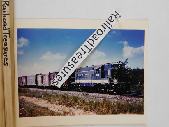 Photo Southern Railroad Locomotive #8214 8 X 10 Color Ex GS&F with box cars