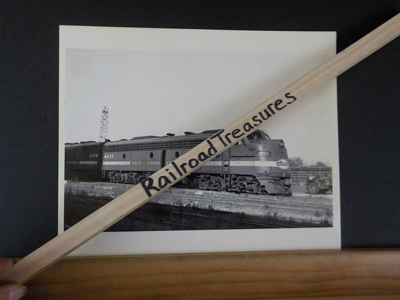 Photo New York Central Locomotive #4037 Chicago IL 1967 8 X 10 B&W