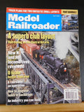 Model Railroader Magazine 2002 July Disguise holes in backdrops Build industry