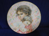Plate Marilyn and Child  Edna Hibel Collectors International Royal Doulton p0084