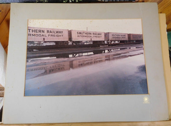 Photo Southern Railway Intermodal Freight Cars in a Southern Railway Matting fra