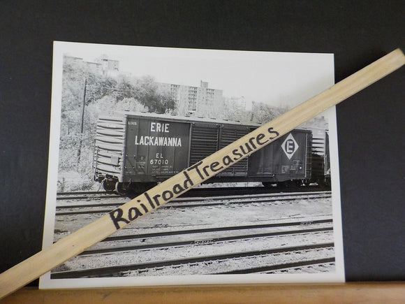 Photo Erie Lackawanna Box car #67010 Boxcar Easton PA 1981 8 X 10 B&W