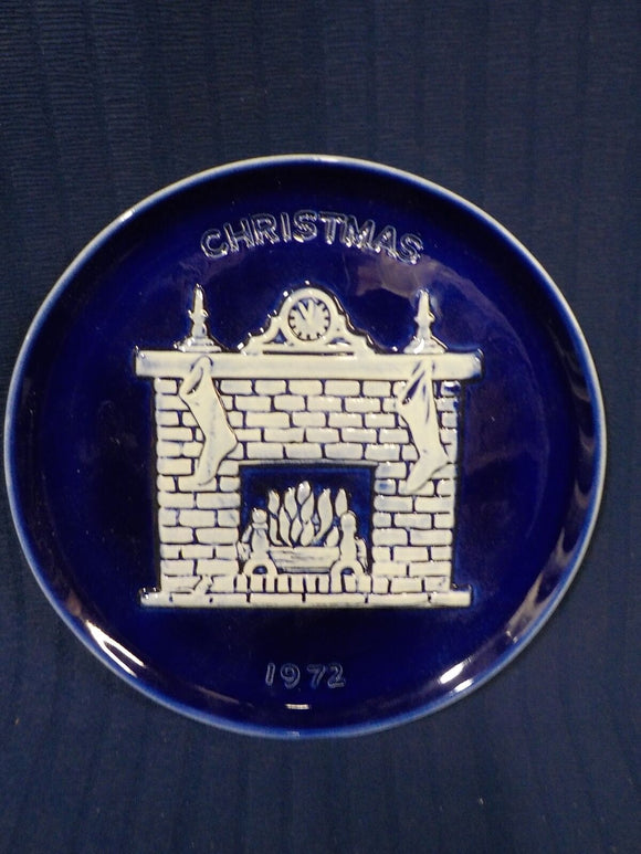 Plate Christmas 1971 Blue Fireplace Stockings  Royal ROckwood  P0980