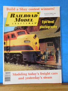 Railroad Model Craftsman Magazine 1985 October Eye level photography Frt cars St