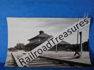 Photo Train Station and Tracks 8x5 B&W 1972 SOO?