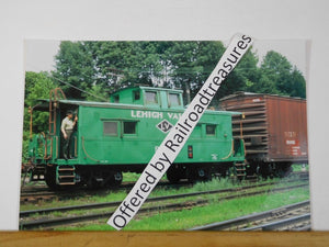 PHOTO Lehigh Valley Railroad Caboose #95103 Green and Box Car #9086 8x12