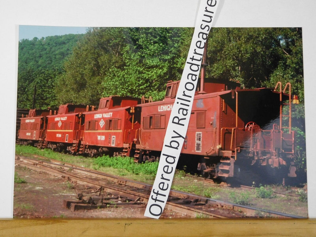 PHOTO Lehigh Valley Railroad Cabooses #A95103 #95128 #95106 + One  Four cabooses