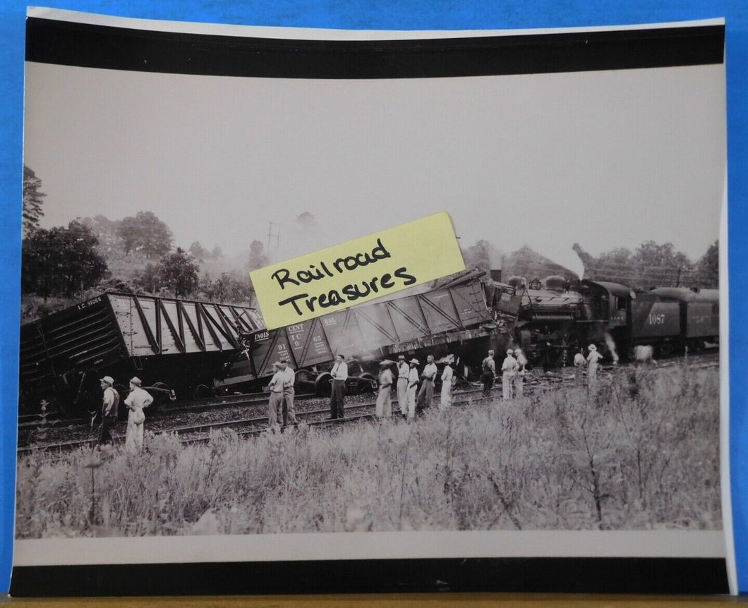 Photo Illinois Central Wreck ICRR Locomotive #1087 Car #91065 #91056 8x10